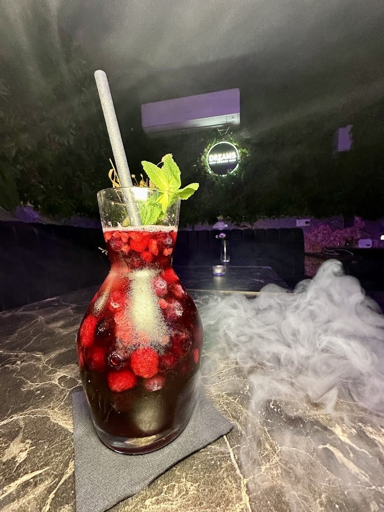 Beerencocktail mit Rauch in der Dreams Lounge