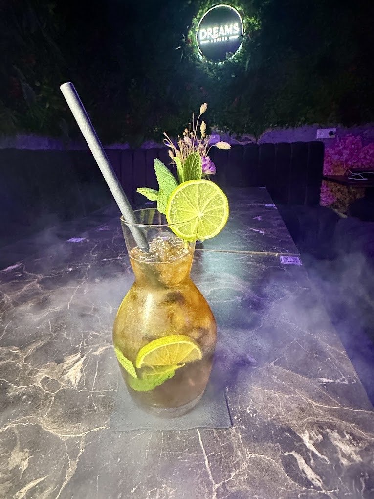 Goldener Cocktail mit Limette