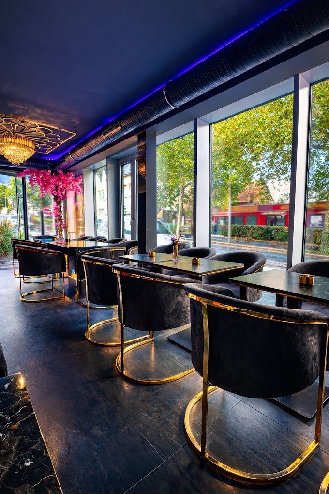Lounge mit goldenen Stühlen und Kronleuchter