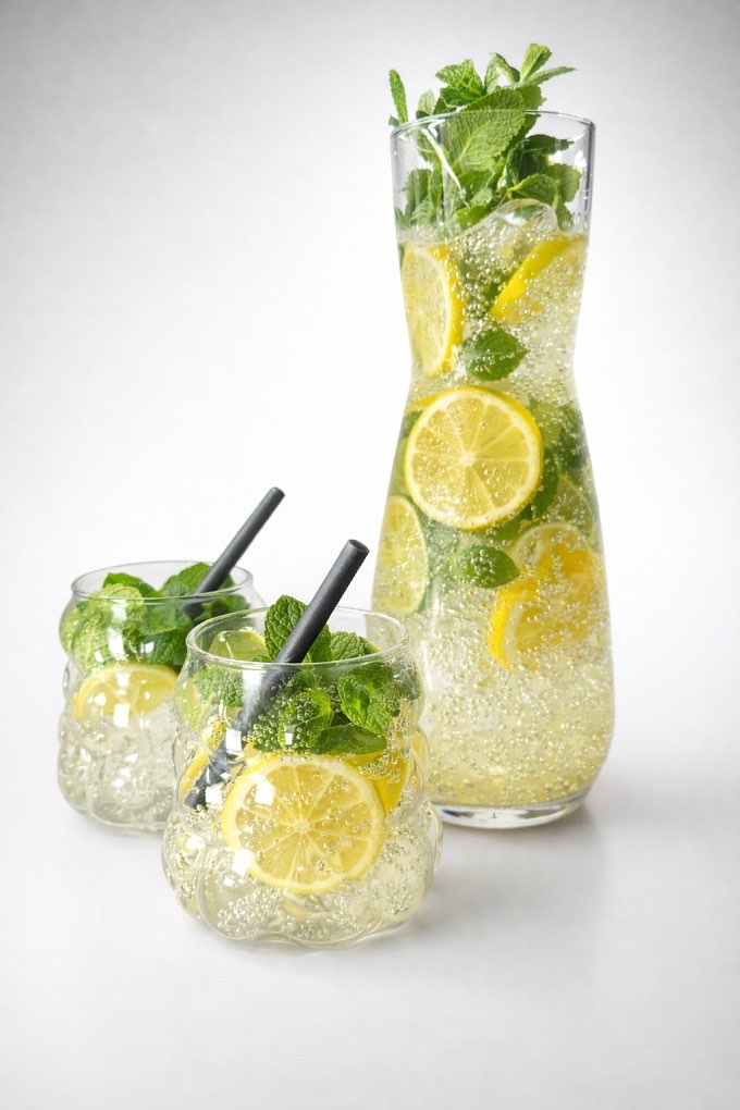 Hausgemachte Limonade mit Minze und Zitrone